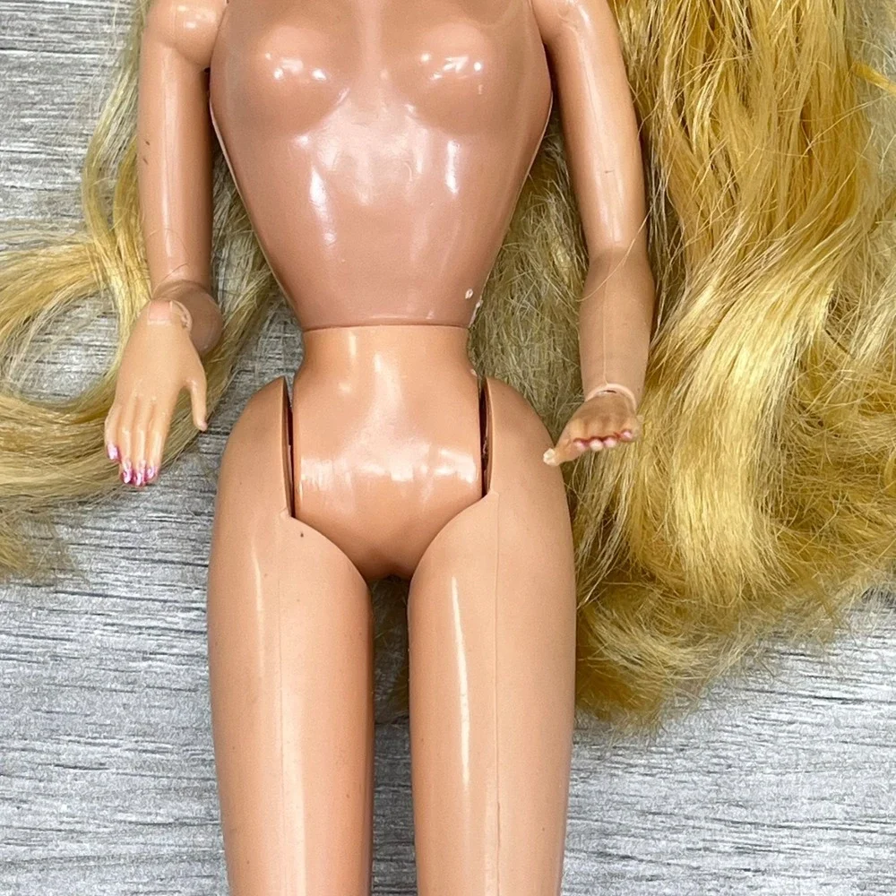 1979 Mattel Beauty Secrets Barbie Doll Nude,‎ articulated hands
